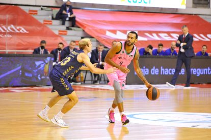 Hanga controla el balón ante la defensa de un rival murciano.