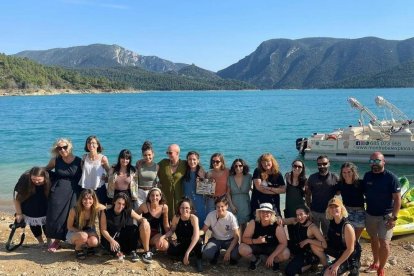 Foto de familia del equipo de ‘El techo amarillo’, en Mont-rebei. 