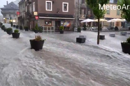 El Passeig dera Libertat de Vielha, inundado.