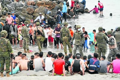 Imatge dels dies en què van entrar nedant milers de marroquins a la ciutat de Ceuta.