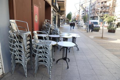 Imagen de sillas apiladas de una cafetería cerrada el pasado día 16 por las restricciones sanitarias.