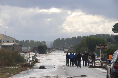 El barranco de la Femosa desbordado a su paso por Artesa de Lleida, cortando por completo la carretera L-702.