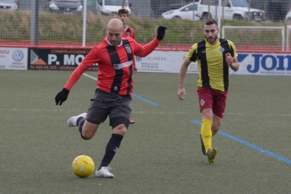 Adri Fernández se dispone a rematar perseguido por un jugador de la Montañesa.