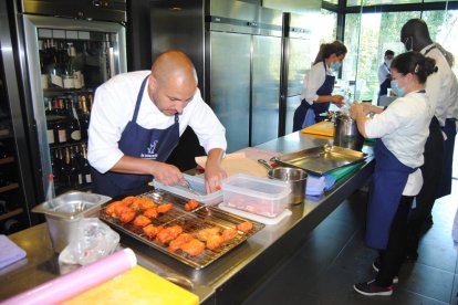 El xef del restaurant La Boscana, de Bellvís, Joel Castanyé, preparant un dels seus plats.