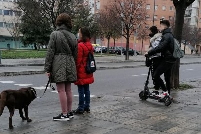 Els patinets no poden circular per les voreres.