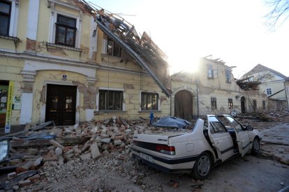 Al menos cinco muertos, numerosos heridos y edificios hundidos por un fuerte terremoto en Croacia