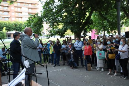 Suport als Cantaires - Lluís Llach es va unir ahir als Cantaires de Ponent, que ahir van celebrar la seua cantada dels dilluns en favor de la llibertat dels presos independentistes i el retorn dels exiliats a la plaça Víctor Siurana, davant el R ...