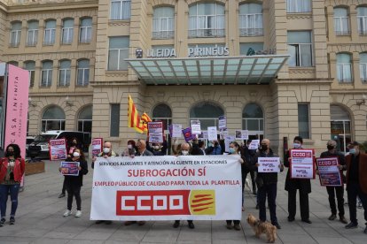 Concentració dels treballadors davant de l’estació.