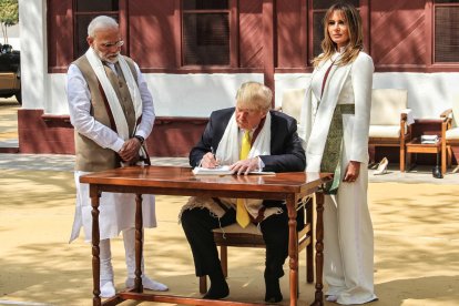 Trump, en el centro, junto al presidente de India Narendra Modi.