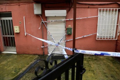 La Policia Nacional investiga la mort d'un home el cadàver del qual va ser trobat lligat de mans a la seua casa de Chapela, al municipi de Redondela (Pontevedra) en el vespre d'aquest dissabte