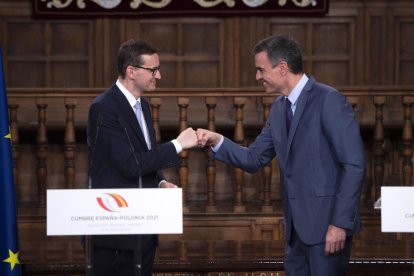 Sánchez se saluda amb un xoc de punys amb el primer ministre polonès a l’inici de la roda de premsa.