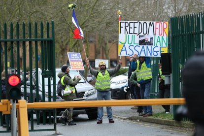 Defensores del fundador de Wikileaks se concentraron a las puertas del tribunal.