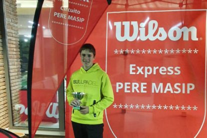 Adrià Franco, del CT Lleida, con el trofeo de ganador.