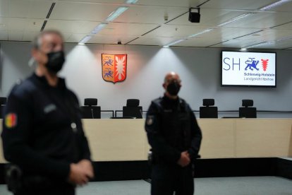 Policías en el tribunal donde ayer debía celebrarse el juicio. 