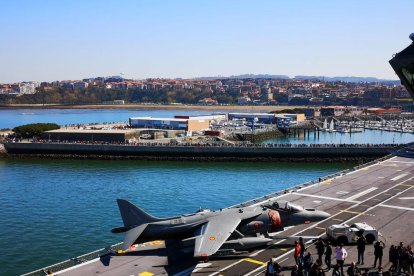 Imagen de la afluencia de público al buque de la Armada Española atracado en el puerto de Getxo.