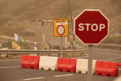 Carretera entre La Aldea y Tasarte cortada por los incendios.