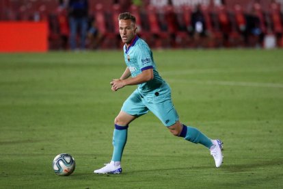 Arthur controla el balón durante el encuentro ante el Mallorca.