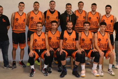 El equipo sénior del Club Bàsquet Bellpuig.