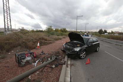 El vehículo accidentado ayer en Cappont sufrió desperfectos tras chocar contra una farola. 