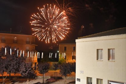 Castillo de fuegos para finalizar la fiesta mayor confinada en Linyola