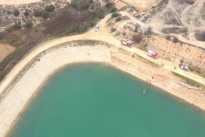 Imagen aérea del pantano con el vehículo en su interior. 