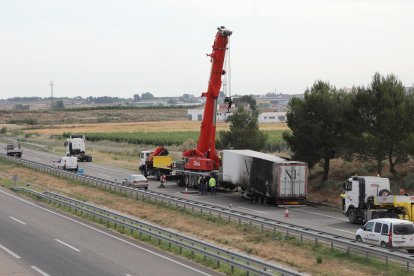 Un foc calcina el remolc d'un camió a Torres de Segre