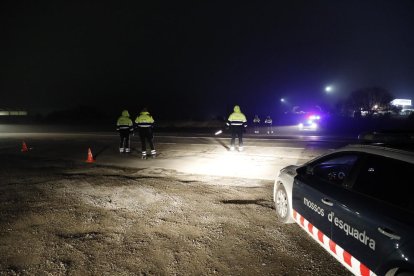 Imagen de un control de los Mossos d’Esquadra en la N-II a la altura de Alcarràs. 