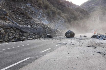 Las rocas que obligaron a cortar la vía la tarde del viernes