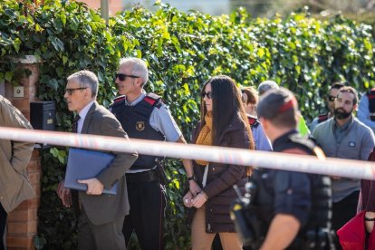 Peral, en primer término, y López, al fondo, al llegar a la vivienda de la acusada en Vilanova i la Geltrú.