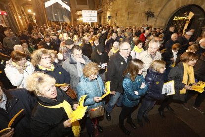 Movilización  -  Los cantaires se congregaron ayer en la Plaça Paeria de Lleida, como cada lunes desde hace 118 semanas, para pedir la libertad de los líderes independentistas encarcelados y el retorno de los exiliados. Antes, Lleonard Delshams, ...