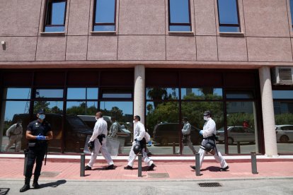 Agentes de policía custodian una de las sede de Cruz Roja en Málaga donde hay infectados.