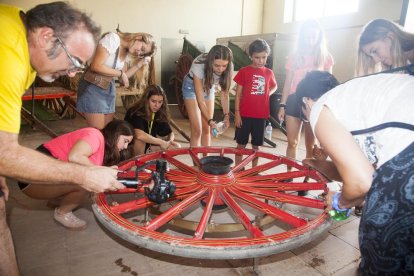 Carrera de caracoles en una rueda de un antiguo carro para promocionar la ‘cassola de tros’. 