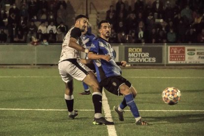 Un jugador del Solsona y otro del Borges disputando el balón ayer durante el partido.