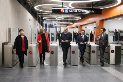 Miembros del Govern en la inauguración de una estación.