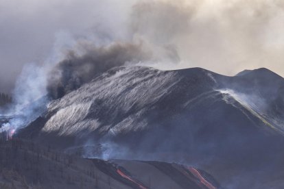 El cono principal del volcán se reactiva después de parar unas horas