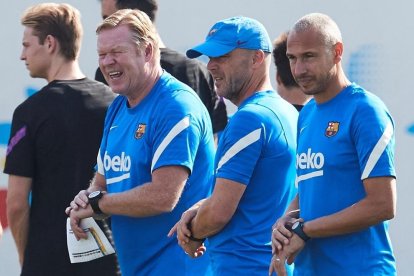 Koeman ríe durante un entrenamiento del FC Barcelona.