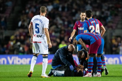 El Kun Agüero, siendo atendido durante el partido ante el Alavés.