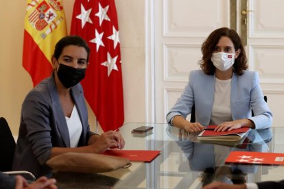 Díaz Ayuso junto a la líder de Vox en Madrid, Rocío Monasterio.