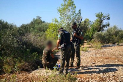 Imagen de Agentes Rurales haciendo una inspección. 