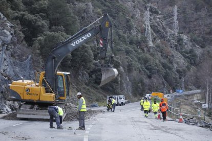 Operaris de Carreteres treballaven ahir per crear una pantalla metàl·lica i poder obrir un pas alternatiu aquesta tarda.