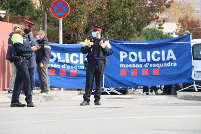 Agentes delante del punto donde el hombre fue tiroteado.