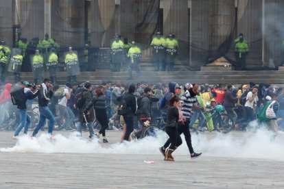 La policía lanza gases lacrimogenes para dispersas las concentraciones en Bogotá.