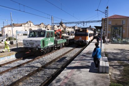 Un tren de rodalies parat en una estació.