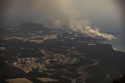 La nube tóxica generada al tocar la lava el agua del océano, ayer.