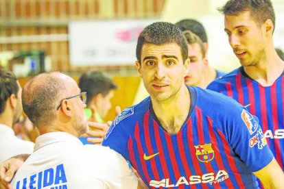 Marc Gual saludó a Albert Folguera al finalizar el partido del pasado domingo.