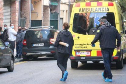 Efectius d’emergències ahir a l’avinguda Ripollès de Ripoll, on va tenir lloc el crim.