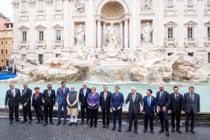 Los líderes del G20 pusieron fin a la cumbre lanzando una moneda a la Fontana de Trevi en Roma. 