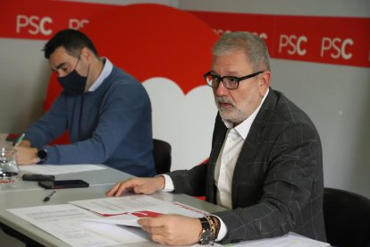 Jiménez y Larrosa ayer en la sede del PSC. 