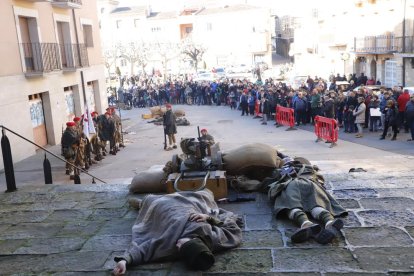 Recreación del combate entre las tropas republicanas y las sublevadas ante la iglesia de La Granadella, ayer. 