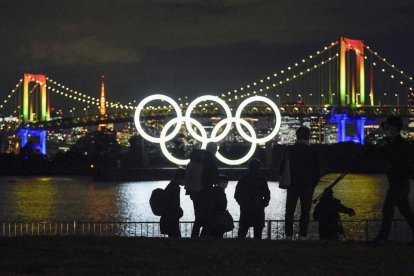 Una vista nocturna de la ciudad de Tokio con los aros olímpicos como protagonistas.